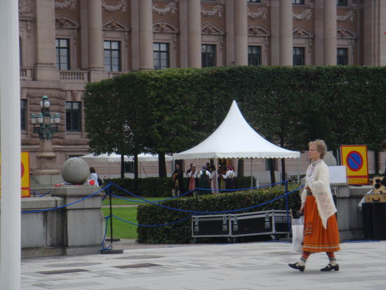 Stockholm - Die Gäste sind im Innern des Reichtags verschwunden, die Volksmusik spielt noch immer...