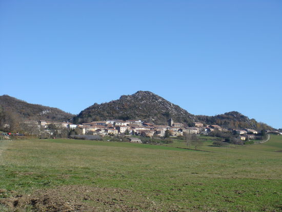 In diesem Bergdorf finden wir das untenstehende Schild; also nix wie hin. Wir treffen einen ausgewanderten Belgier - hier ansässig seit 25 Jahren, der einen wunderbaren Ziegenkäse produziert...