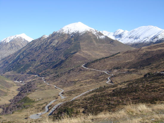 Keine Rennstrecke, aber super zu befahrende Bergstrassen mit fantastischer Aussicht...