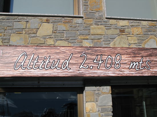 Wir sind auf der Passhöhe und im Schnee; zuerst gibts Kaffee und Wärme an der Sonne...