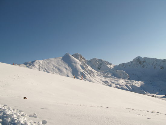Das herrliche Bergpanorama lädt zu einer Wanderung im Schnee ein...