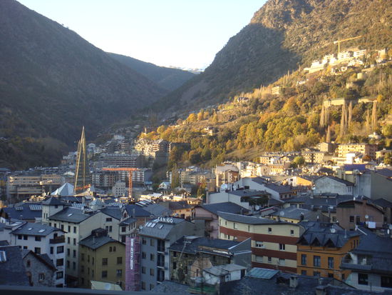 Andorra La Vella im engen Bergtal; hier übernachten wir auf dem CP. Am andern Morgen wird aufgetankt - "full" - für 1.11 € der Liter Diesel! Für wohl einige Zeit der günstigste Preis...