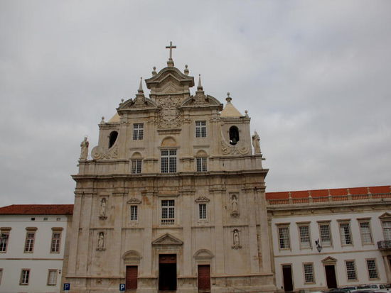 Die neue Kathedrale der Stadt Coimbra liegt neben der Universität...