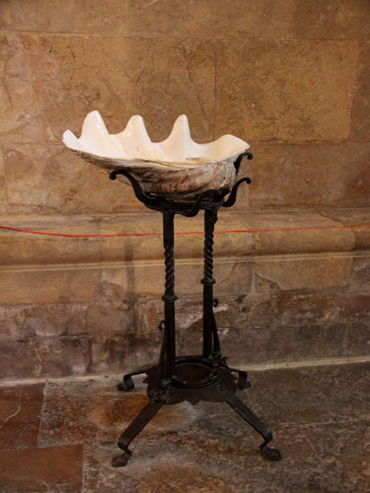 Riesenmuschel als Weihwasserbecken...