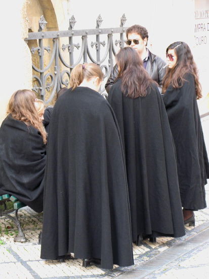 Studenten unter sich, man erkennt sie an den langen schwarzen Mänteln,  Eingeweihte erkennen auch die Studienrichtung an farbigen Emblemen...