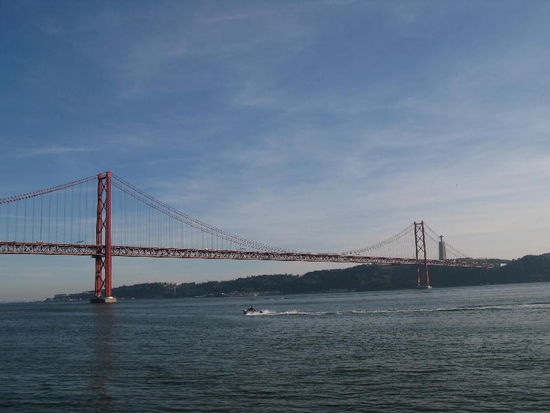 Wanderung am Strand des Tejo; die Brücke erinnert doch stark an San Francisco...