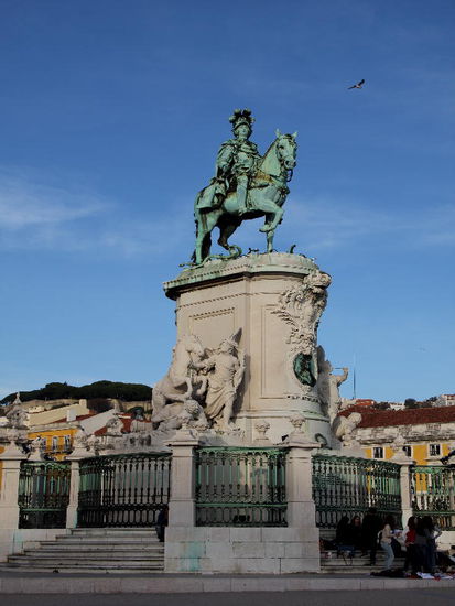 Auf dem Platz stand mal der Königspalast; er wurde von einem Erdbeben zerstört... (1775)