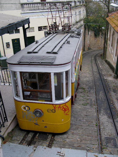 ...und fahren mit einer Strassenbahn "eine Etage" höher...; auch hier bummeln wir durch die Strassen. Leider wird es nicht mehr wärmer; wir unternehmen eine Fahrt mit der Electrico Nr. 28; die Schienen ziehen sich durch schmale Gassen mitten durch die Baixa, vorbei an Kirchen und Klöstern, vielen Quartieren rund um den Burgberg...
