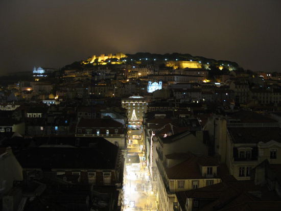 Mit dem Elevador auf dem Aussichtsturm; der Bairro Alto...
