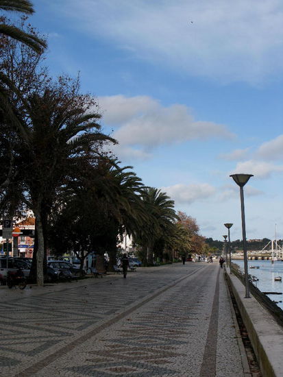 Die Promenade...; gleich nebenan liegt die Post - 1 h Wartezeit für die Aufgabe unserer Weihnachtspost...