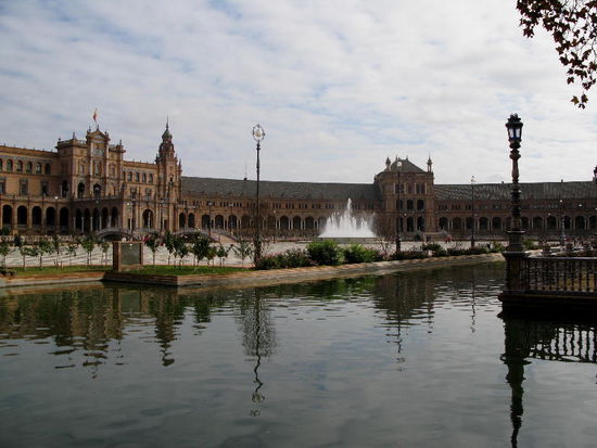 Die Plaza de España in Sevilla war 1929  Schauplatz einer Ibero-Amerikanischen Ausstellung