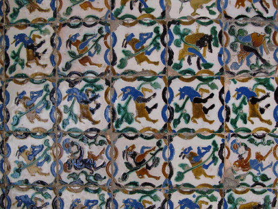 Keramik-Kacheln am Gebäude...