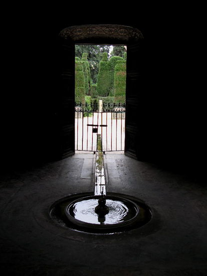 Der schlichte Brunnen im Gebäude...