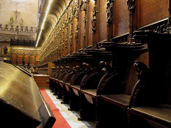 Den Chor schliesst ein schönes Gitter von 1519 ab. Das gotische Gestühl ist 1475 - 1479 entstanden.