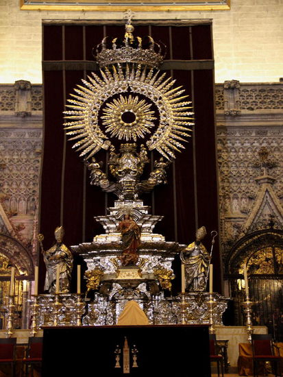 Der Silberaltar wurde im spanisch-französischen Krieg durch Napoléon nach Paris überführt. Rund 1/3 wurde später zurückgegeben, der Rest wurde eingeschmolzen und für die Kriegsschulden verwendet...!