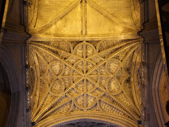 Auf bequeme Art - Spiegel - lassen sich die Decken erkunden...