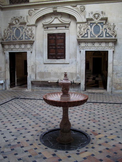 In einem Nebenraum ein maurischer Brunnen für rituelle Waschungen