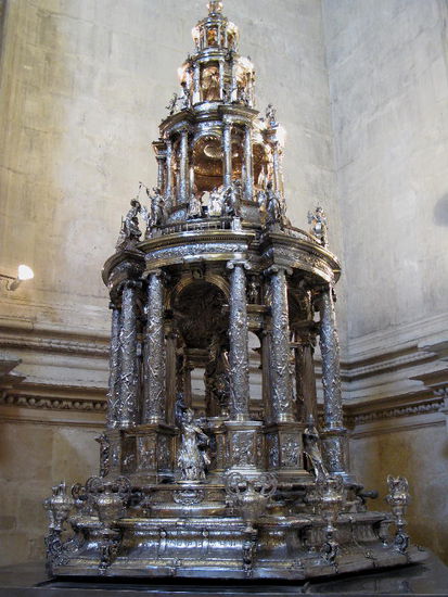 Die anschliessende Sacristia de los Cálices birgt ein berühmtes Kruzifix von Montanes sowie Gemälde von Goya, Zurbarán, Morales und Murillo