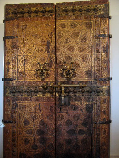 Vorbei an alten Ausstellungsgegenständen...