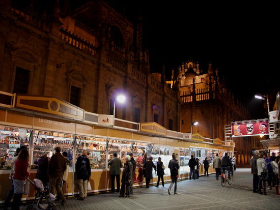 Spanierinnen und Spanier sind offenbar Krippenfans; unmittelbar vor dem Dom ist jegliches Zubehör für Krippen zu kaufen...