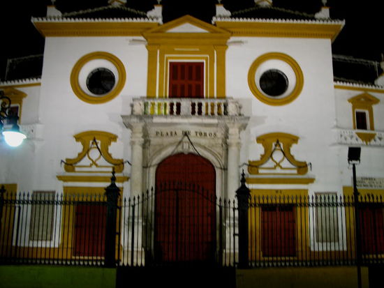 Wir durften gleich an einer Führung teilnehmen und waren ziemlich überrascht, mit welcher Selbstverständlichkeit die junge Spanierin uns durch die Arena führte