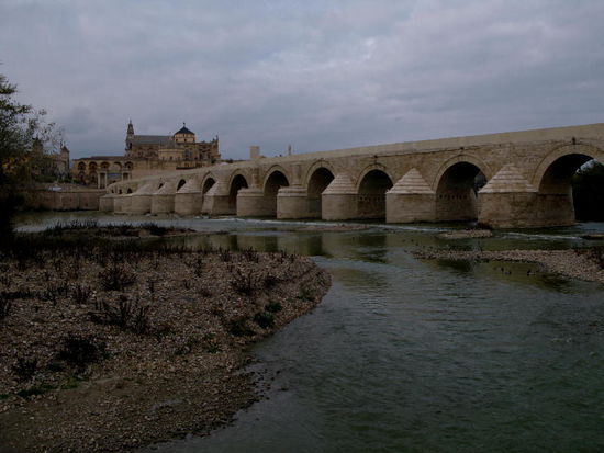 Puente Romano; die römische Brücke wurde 45 v.Chr. erbaut und ist 223 m lang