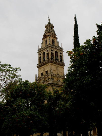 Das zum Glockenturm umgebaute Minarett ist 60 m hoch