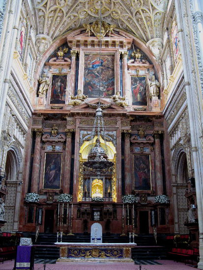 Inmitten der Moschee wurde 1523 die christliche Kathedrale erbaut. Sie wirkt in ihrer Stilmischung aus Gotik und Renaissance als architektonischer Fremdkörper!