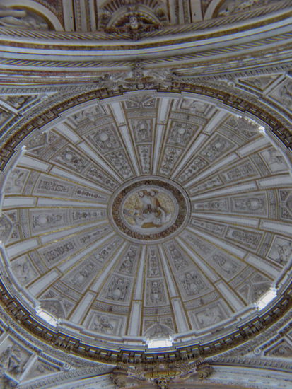 Im Vergleich zur Kunstfertigkeit des moslemischen Gebetssaales verliert die Kathedrale