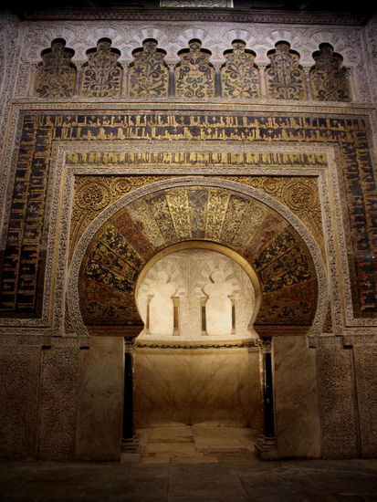 In den Mihrâb, die nach Mekka gerichtete Gebetsnische des Vorbeters führt ein Hufeisentor, das von einer Schmuckfläche eingefasst ist - mit Millionen bunter Mosaiksteinchen