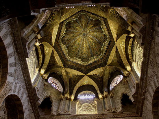 Die handwerkliche Meisterschaft fand ihren Höhepunkt in der prächtigen Kuppel des Mihrâb, die in Form einer Blüte gestaltet ist