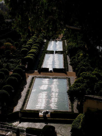 ...und in die nahen Gärten des Alcazar...