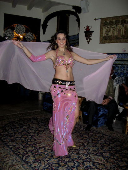 Gleich nebenan im marokkanischen Café - Bauchtanz...