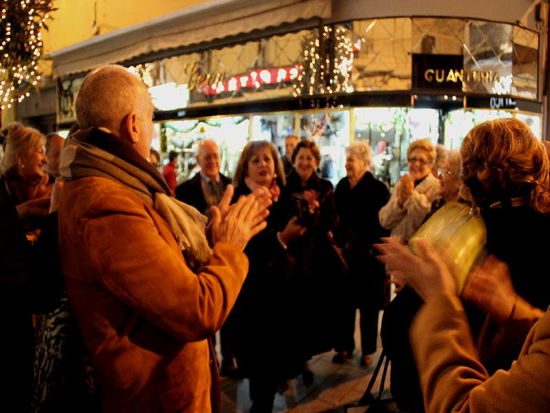 Eine Gruppe singender Damen...