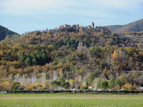Boltaña; untenin den Bäumen der CP, oben das Dorf...