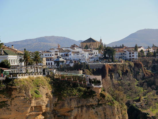 Die Häuser sind fast bis an den Rand der Schlucht gebaut...
