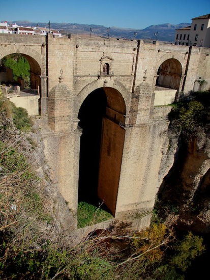 Die mächtige Brücke über die tiefe Schlucht...