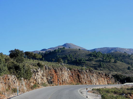 Die Strasse führt wiederum durch eine herrliche Berglandschaft...