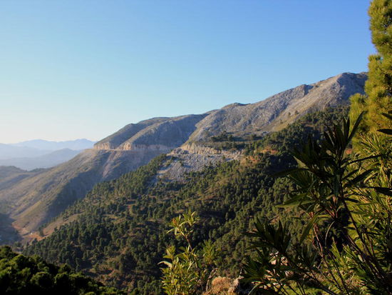 Das Strassenband in den Berg gehauen...