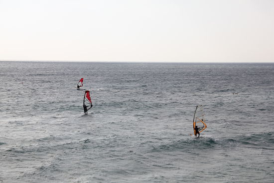 Wind ist aufgekommen - die Surfer freut's...
