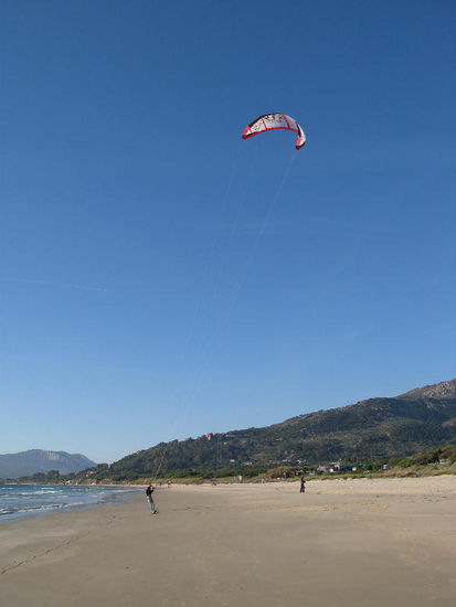 Bei weniger Wind kommen die Kiter... hier zwar noch bei einer Trockenübung...