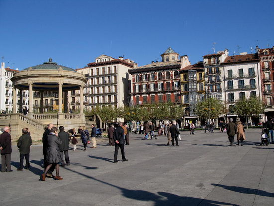 La Plaza del Castillo; flanieren in der Herbstsonne...