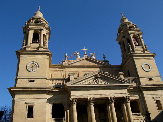 Die Kathedrale aus dem 15. Jh.; die klassizistische Fassade aus dem Jahre 1780...