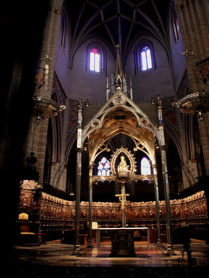 Der Hochaltar mit dem Chorgestühl...