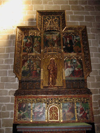 Die Kathedrale hat mehrere Seitenkapellen...