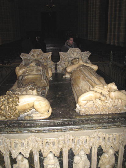 Die Stifter der Kathedrale, das navarresische Königspaar Carlos III. und Leonora de Tratamára in alabasternen Sarkophagen (um 1420) vor dem Chor der Kirche ...