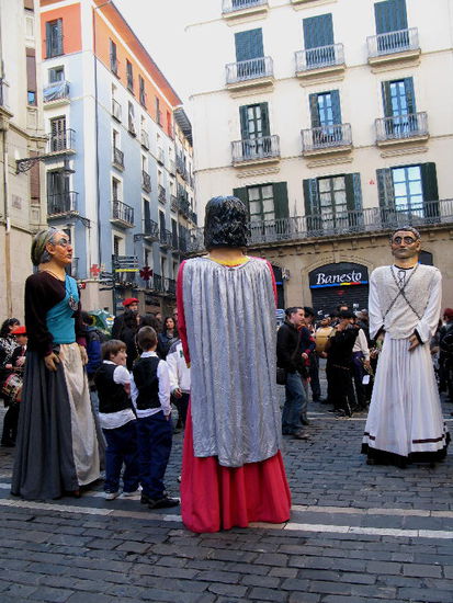 Das weltliche Leben vor dem Dom ...
