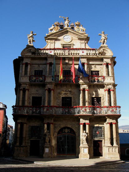 Das Rathaus mit schöner Barockfassade aus dem 17. Jh.