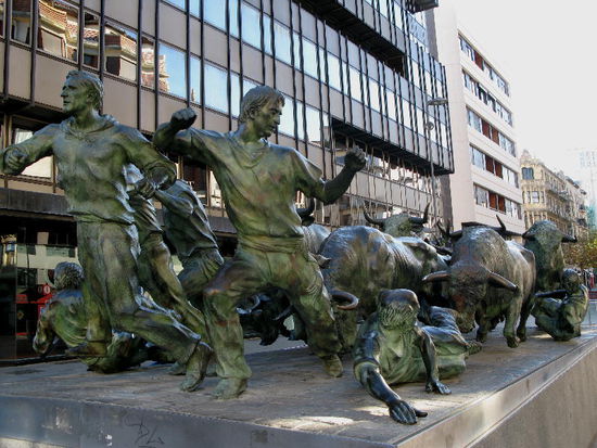 Pamplona - die Stadt mit den Wettrennen der Kampfstiere, jeweils vom 6. bis 14. Juli...