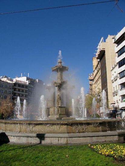 Bei herrlichem Wetter durchstreifen wir die Stadt...